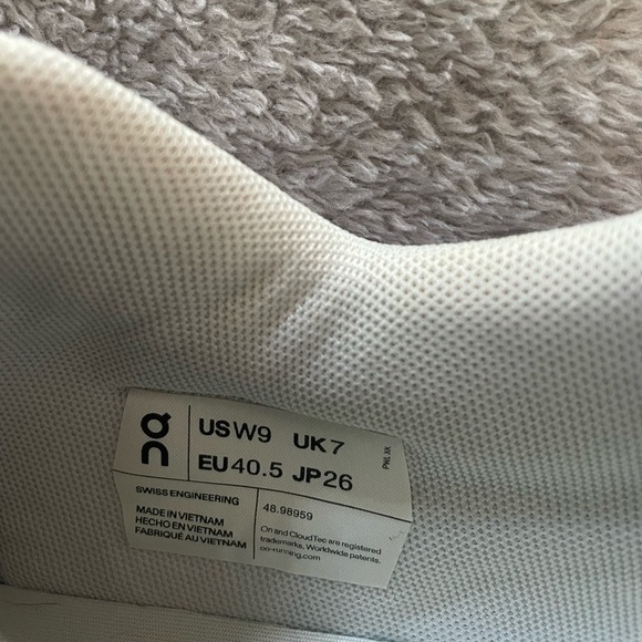 On Cloud Roger’s - Picture 4 of 8